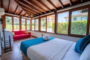 Quarto casal luxo, 1 cama Queen e sofá-cama, para não fumantes, vista para a piscina | Frigobar, escrivaninha, cortinas blackout, roupa de cama