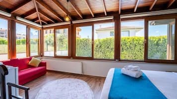 Deluxe dubbelrum - 1 queensize-säng med bäddsoffa - icke-rökare - utsikt mot poolen | Minibar, skrivbord, mörkläggningsgardiner och gratis wi-fi