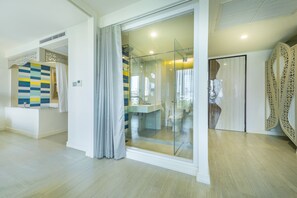 Suite Room | Bathroom | Shower, rainfall showerhead, hair dryer, bathrobes - Le Tada Parkview Hotel (Bangkok)