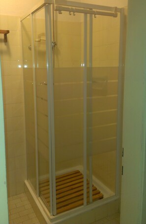 Habitación cuádruple Confort, en el área del jardín (bathroom in front of the room) | Baño | Amenidades de baño gratuitas, secadora de cabello, toallas 