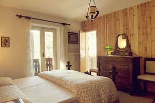 高级双人房, 阳台, 山景 | 高档床上用品、记忆海绵床垫、客房内保险箱、办公桌