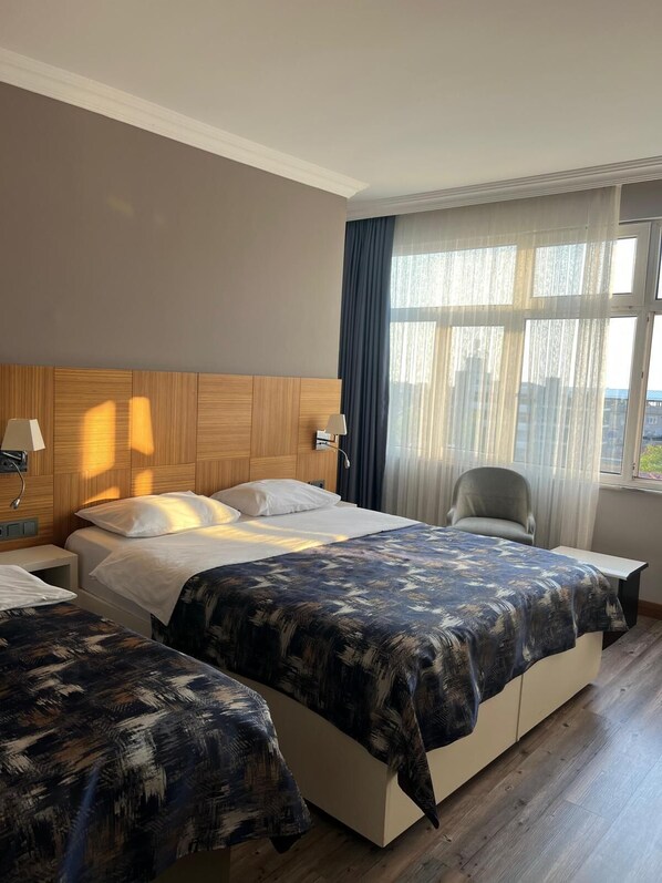 クラシック トリプルルーム | 高級寝具、ミニバー (無料)、セーフティ ボックス (室内)、WiFi (無料)