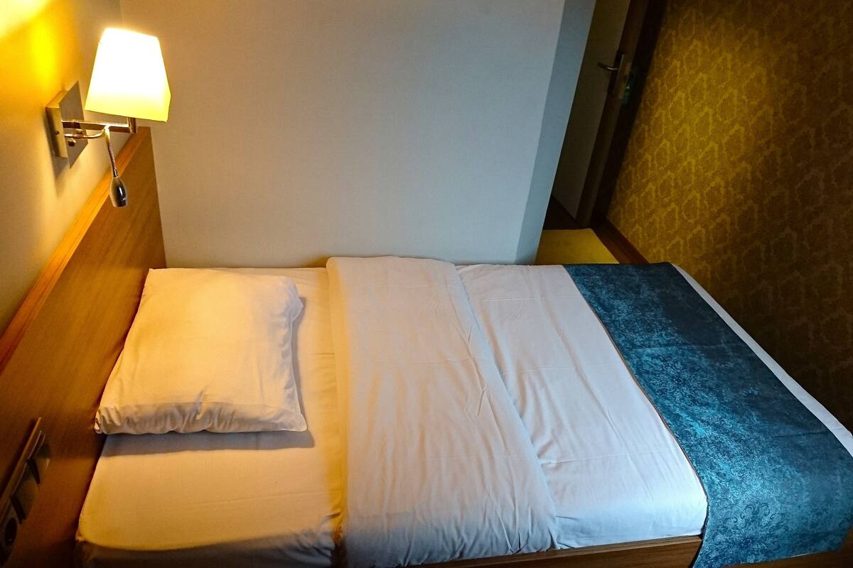 单人房 | 高档床上用品、迷你吧（备有免费物品）、客房内保险箱、免费 WiFi