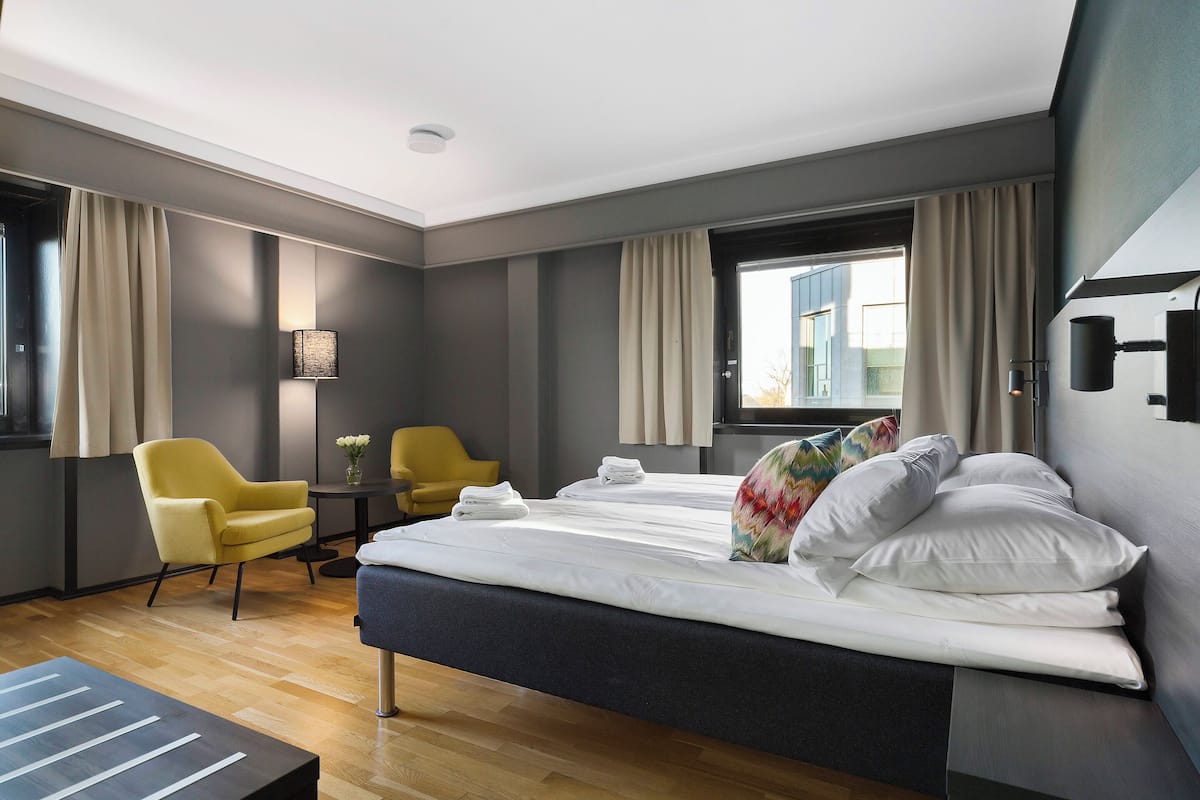 Family Twin Room, Berbilang Katil | Peralatan tempat tidur premium, tilam berlapik, bar mini, meja 
