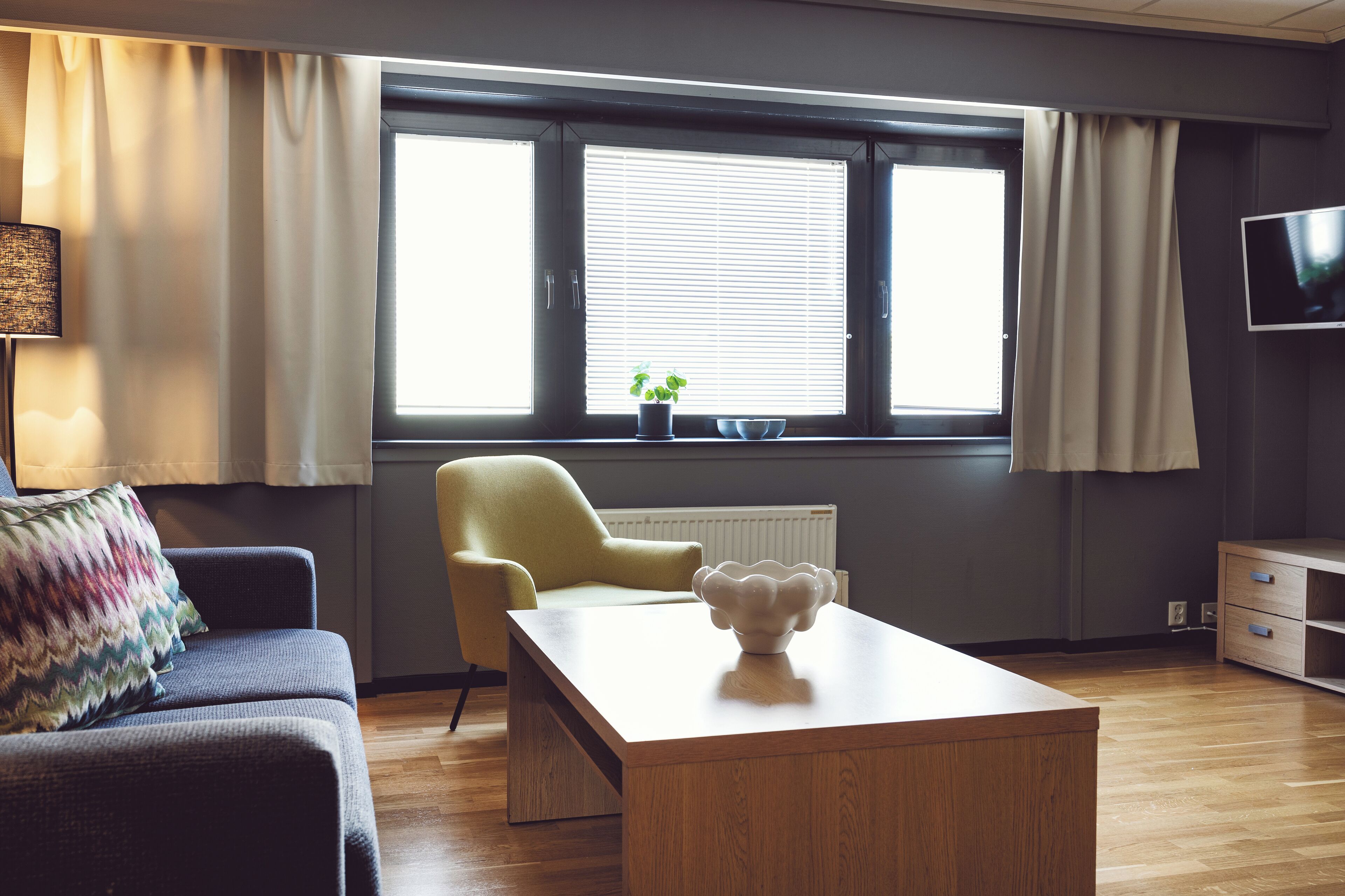 غرفة عائلية بسريرين منفصلين - عدة أسرّة | أغطية فراش متميزة وأسرّة بطبقة علوية مريحة وميني بار ومكتب