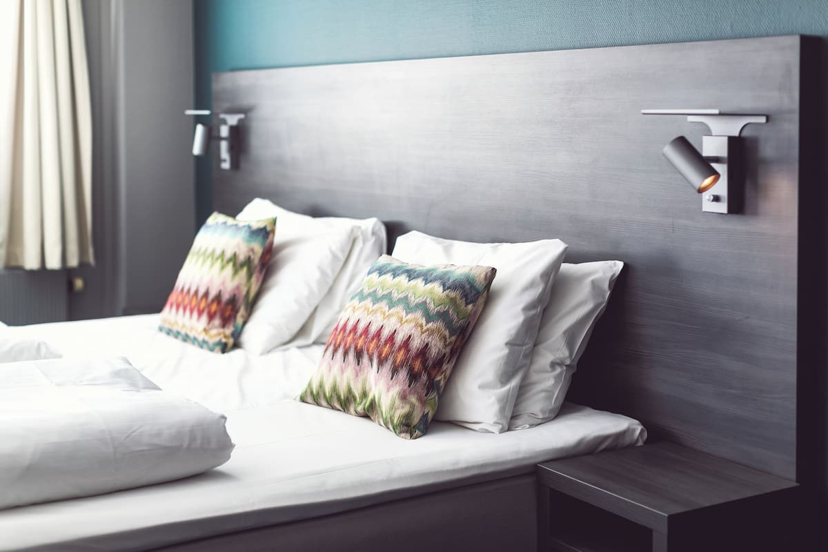 Standard Double Room | Peralatan tempat tidur premium, tilam berlapik, bar mini, meja 