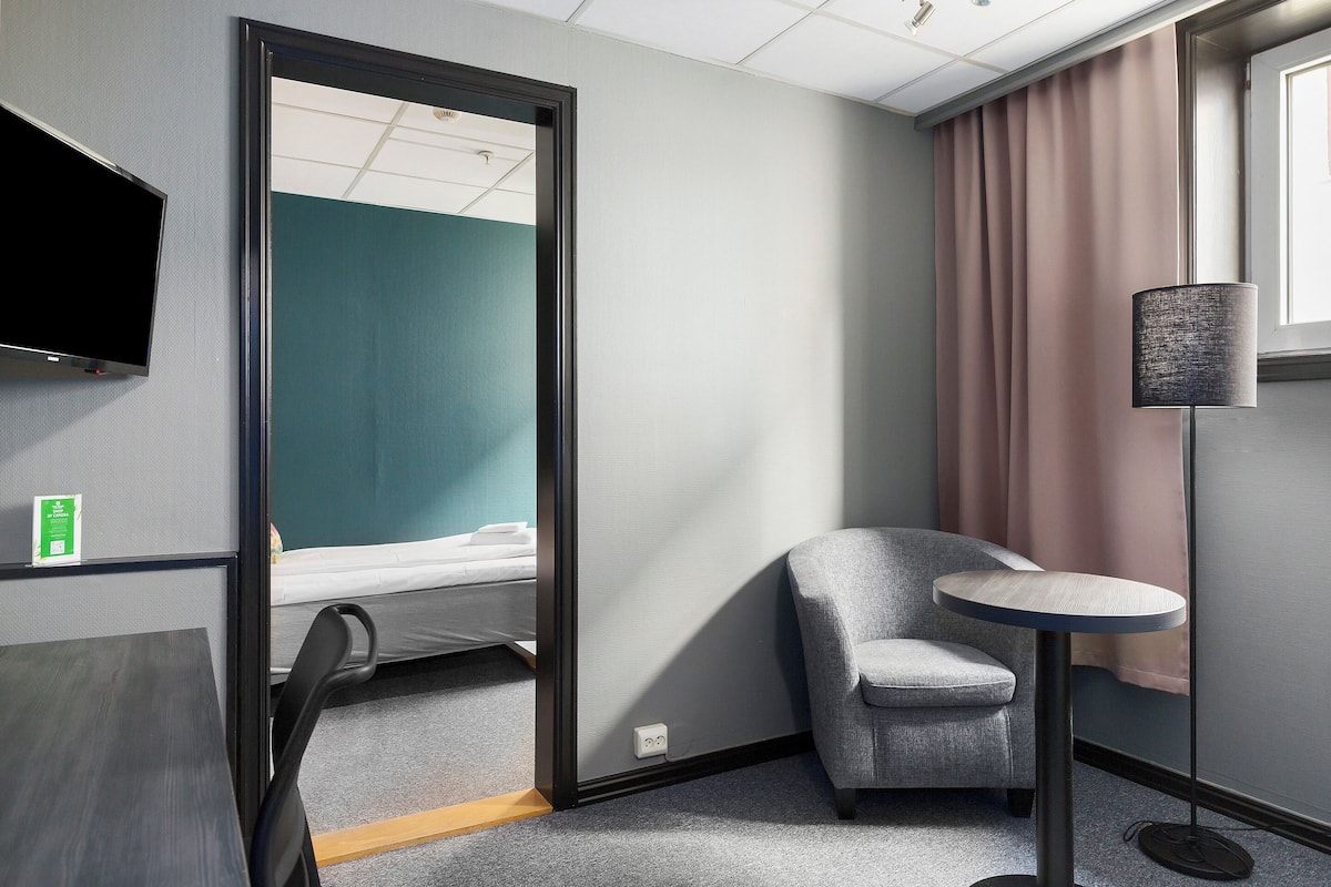 Standaard eenpersoonskamer | Luxe beddengoed, pillowtop-bedden, een minibar, een bureau