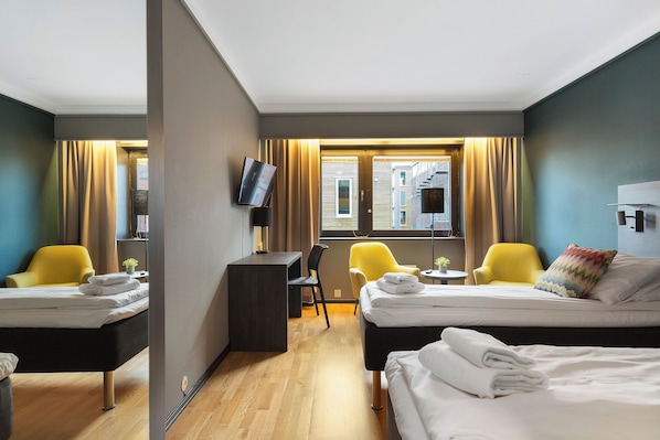 FamilieTwin kamer, meerdere bedden | Luxe beddengoed, pillowtop-bedden, een minibar, een bureau