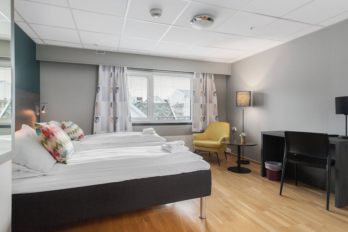 Standard Twin Room | Peralatan tempat tidur premium, tilam berlapik, bar mini, meja 