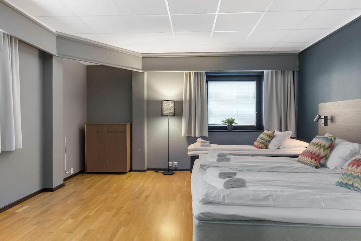 Ropa de cama de alta calidad, colchones con pillow-top y minibar