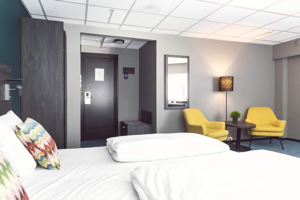 Ropa de cama de alta calidad, colchones con pillow-top y minibar