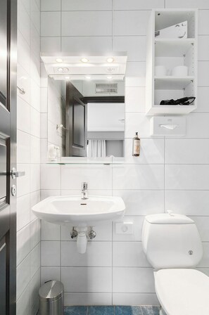 Ducha, artículos de tocador ecológicos, secador de pelo, toallas