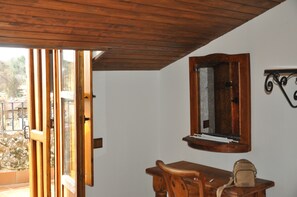 Doppel- oder Zweibettzimmer, Bergblick | Schreibtisch, kostenlose Babybetten, Zustellbetten, kostenloses WLAN