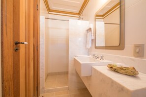 Superior Room | Bathroom | Shower, free toiletries, towels - Pousada do Douro (Ouro Preto)