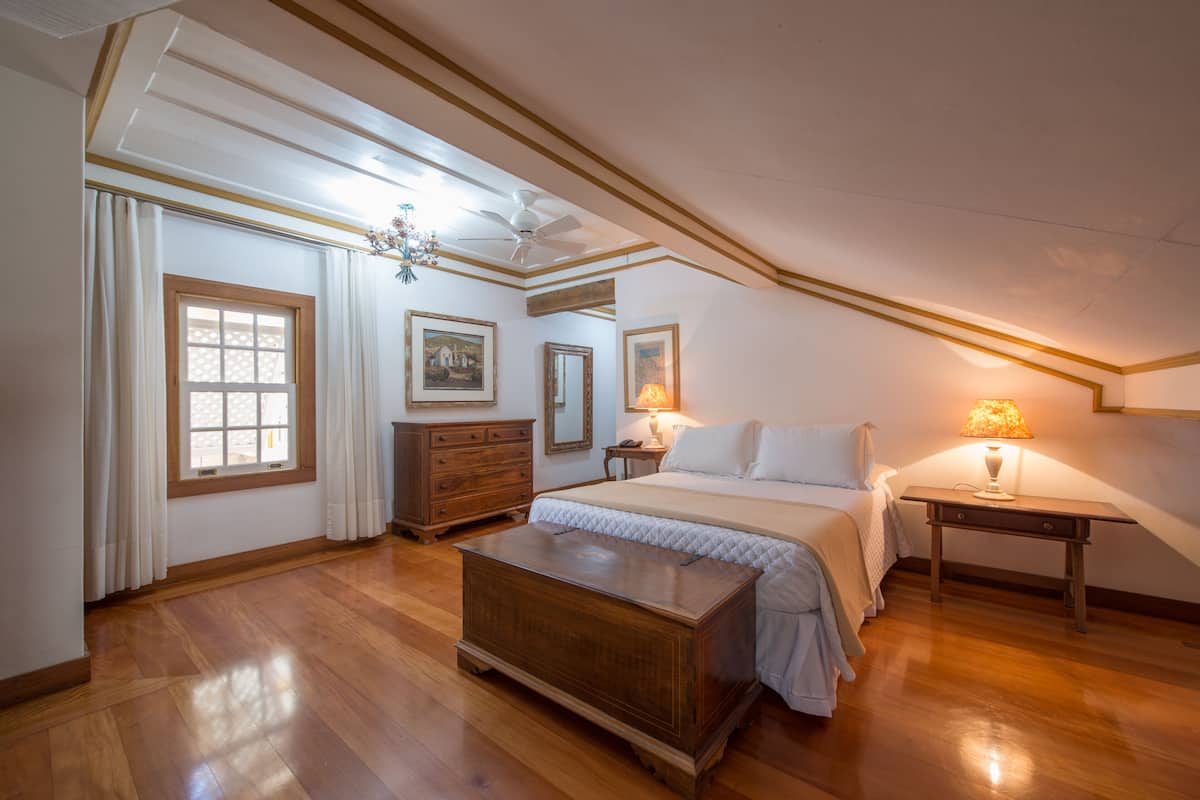 Superior kamer | 1 slaapkamer, een minibar, een kluis op de kamer, een bureau