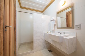 Douche, articles de toilette gratuits, serviettes fournies