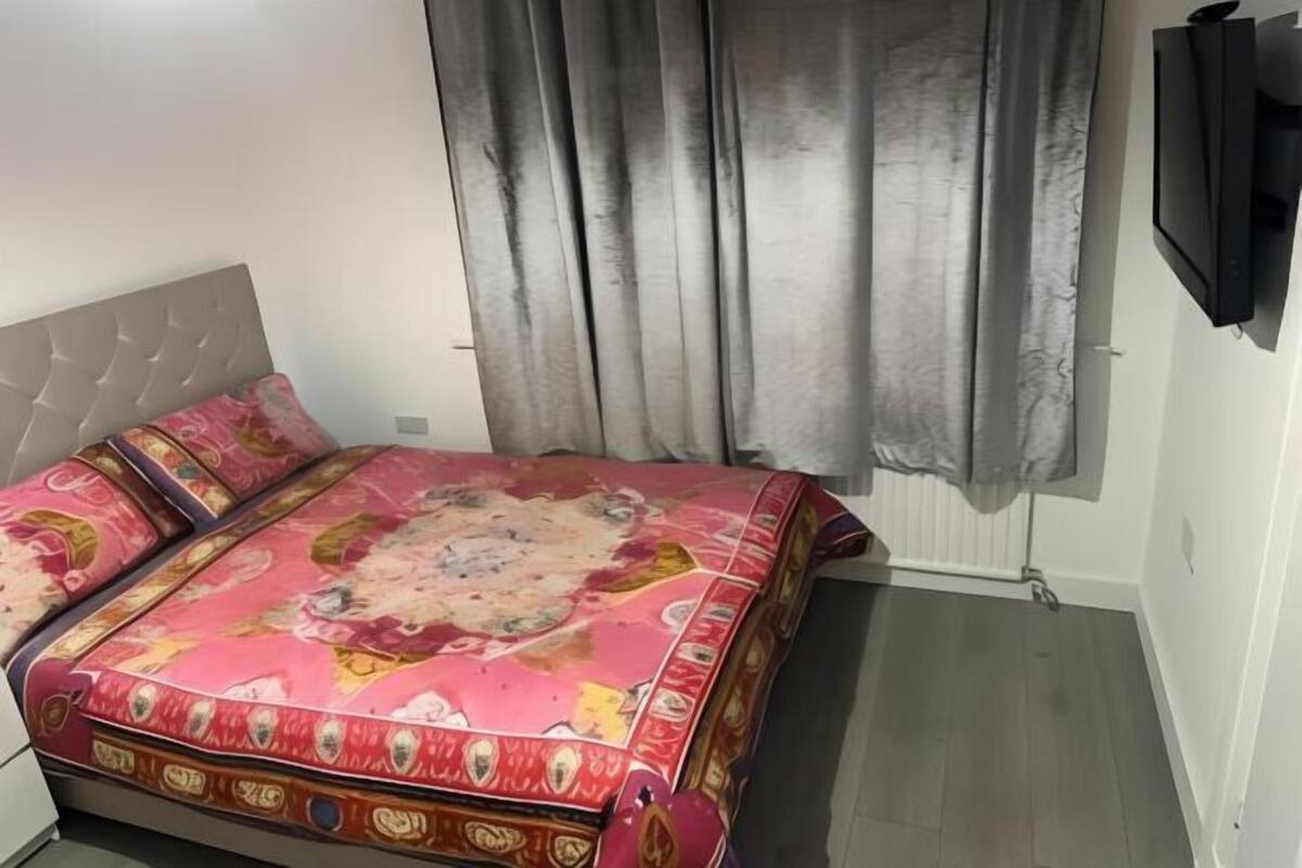 Een bureau, gratis wifi, beddengoed
