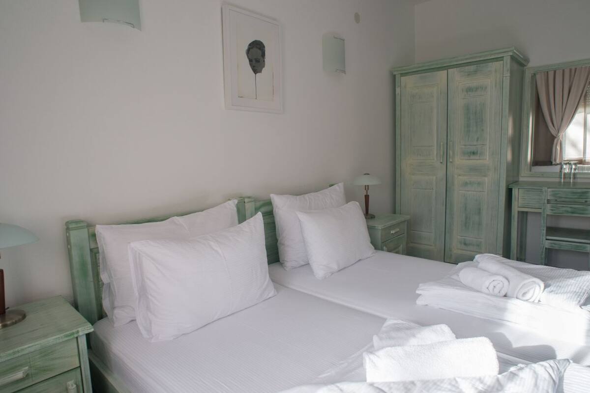 Habitación estándar con 2 camas individuales, vistas al parque | Minibar, caja fuerte, escritorio y cunas gratuitas