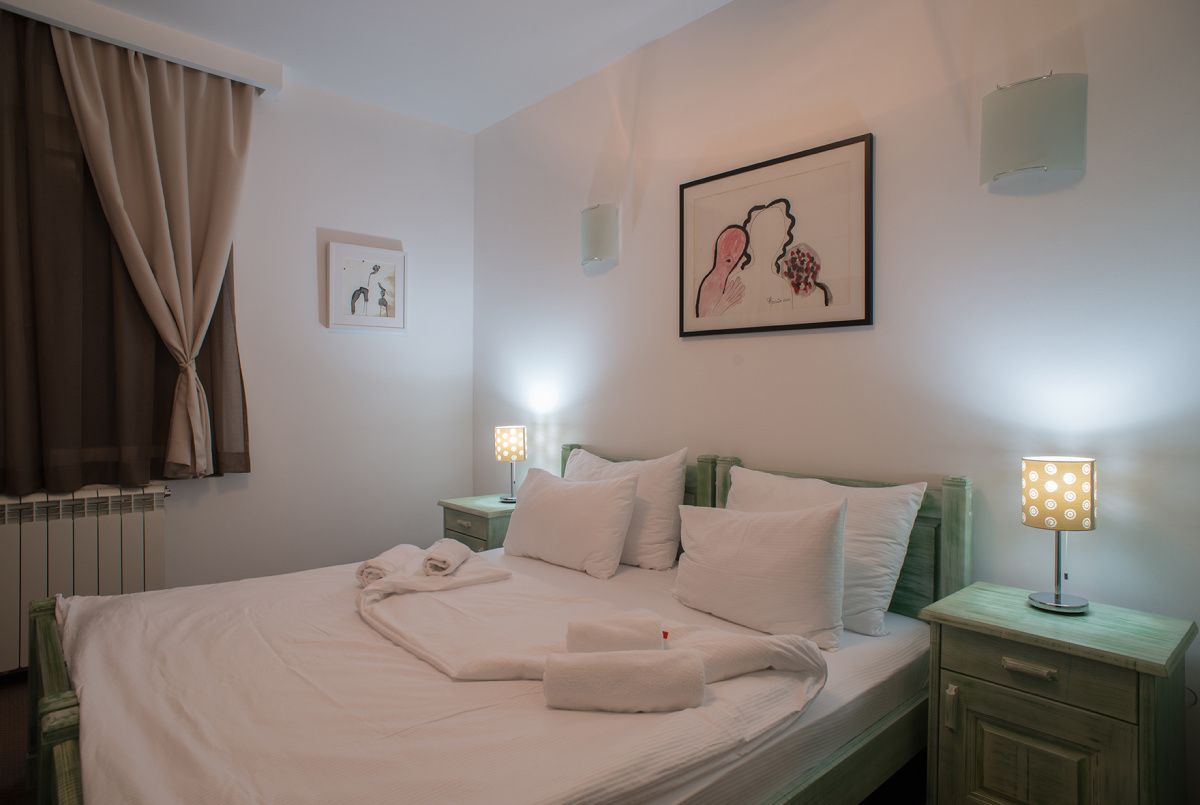 Minibar, in-room safe, desk, free cots/infant beds