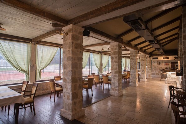 S'hi serveixen esmorzars, dinars, sopars i plats de cuina regional