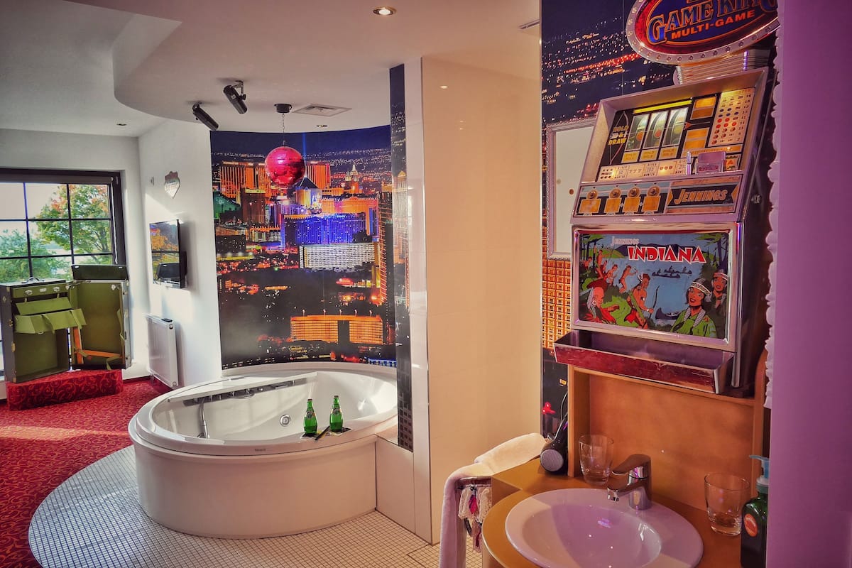 Design Double Room, 1 Double Bed, Hot Tub | Bathroom | Shower, free toiletries, hair dryer, towels