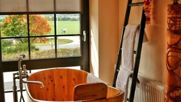 Habitación doble de diseñador, 1 cama matrimonial, tina | Wifi gratis y ropa de cama