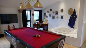 Habitación de diseño, 1 cama doble, bañera de hidromasaje | Wifi gratis y ropa de cama