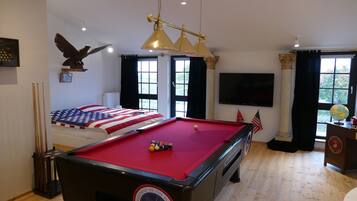 Habitación de diseño, 1 cama doble, bañera de hidromasaje | Wifi gratis y ropa de cama