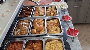 Café da manhã com buffet grátis todos os dias