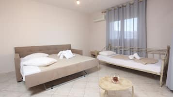 Apartamento, 1 habitación | 1 dormitorio, sistema de insonorización, tabla de planchar con plancha