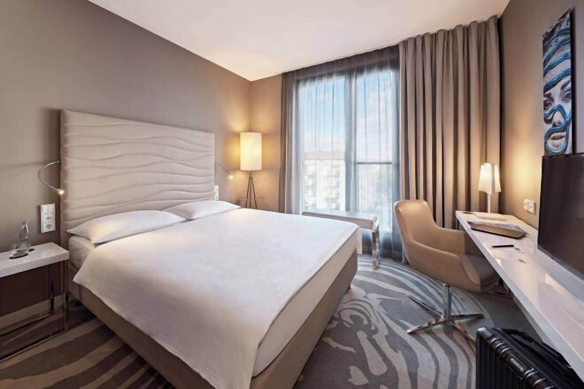 Roupas de cama premium, escrivaninha, quartos à prova de som