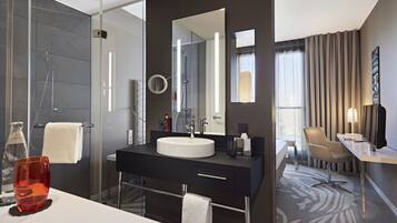 Habitación estándar doble, 1 cama de matrimonio | Baño | Ducha y cabezal de ducha tipo lluvia