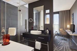 Légère-Double Room | Bathroom | Shower, rainfall showerhead, eco-friendly toiletries, hair dryer - LEGERE HOTEL Bielefeld (Bielefeld)