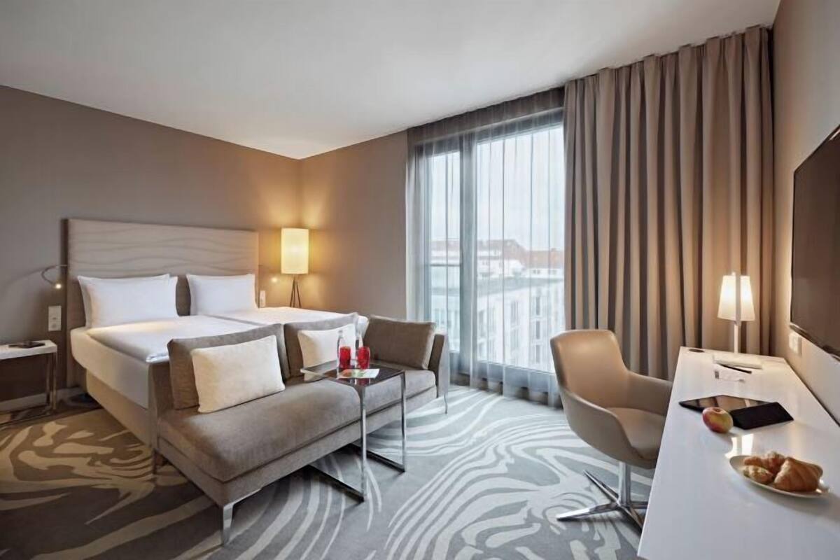 Roupas de cama premium, escrivaninha, quartos à prova de som