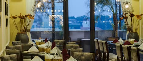 Serveert ontbijt, lunch, diner, internationale gerechten