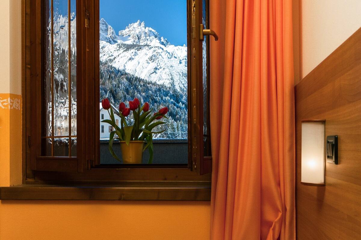 Phòng đôi hoặc 2 giường đơn, ban công, quang cảnh núi | Bàn, nôi (giường cho trẻ sơ sinh) miễn phí