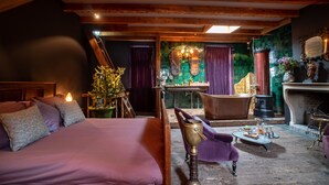 Wifi gratis, muebles diferentes y ropa de cama 