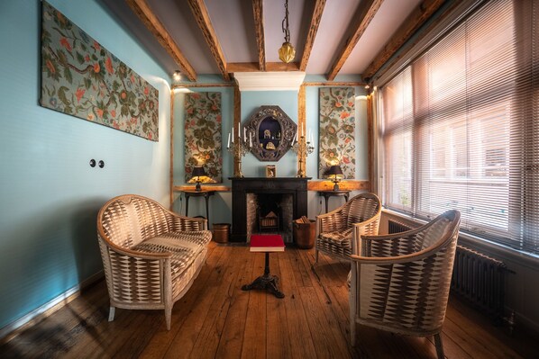 The Mayer Manor | บริเวณนั่งเล่น | แท่นต่อ iPod