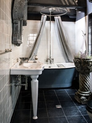The Secret Chapel | Bathroom | Towels - Private Mansions (Amsterdam)
