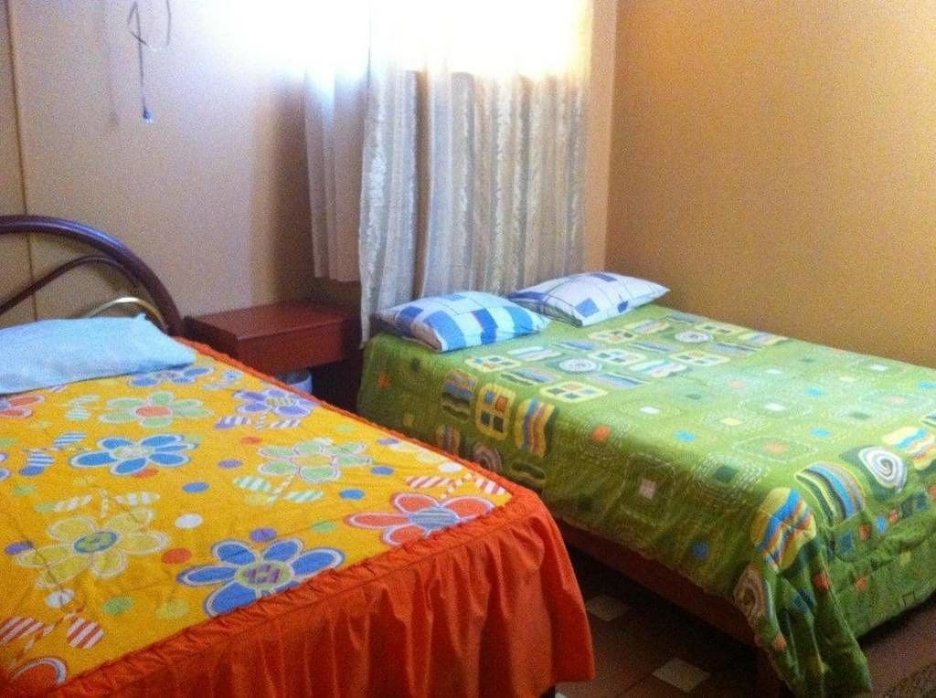 Habitación con 2 camas individuales, baño compartido | Caja de seguridad en la habitación y wifi gratis 