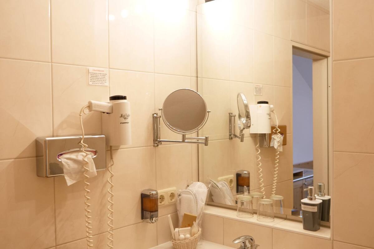 shower, free toiletries, towels