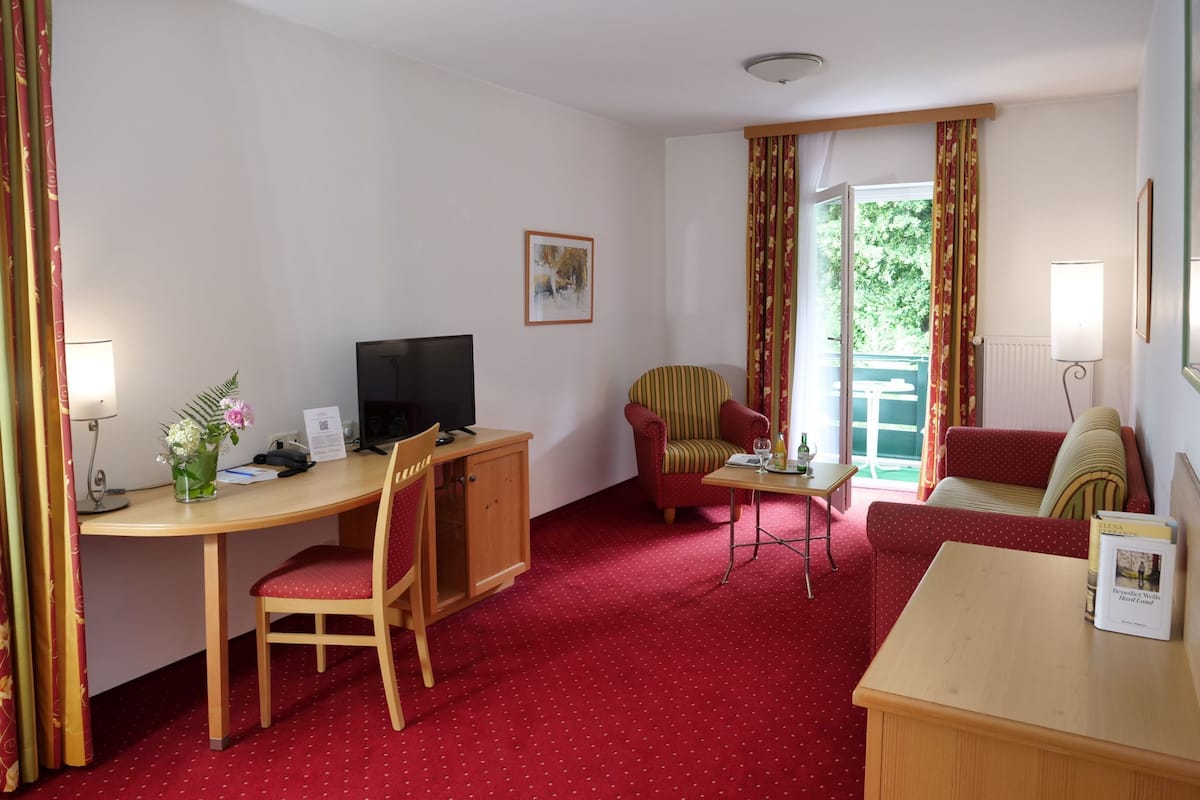 Junior Suite | Minibar, in-room safe, desk, free cribs/infant beds