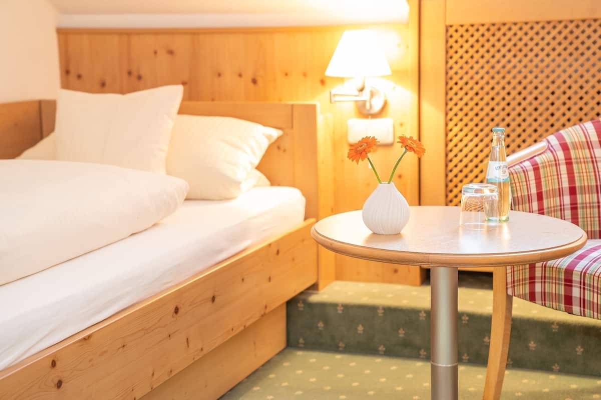 single room | minibar, in-room safe, desk, free cots/infant beds