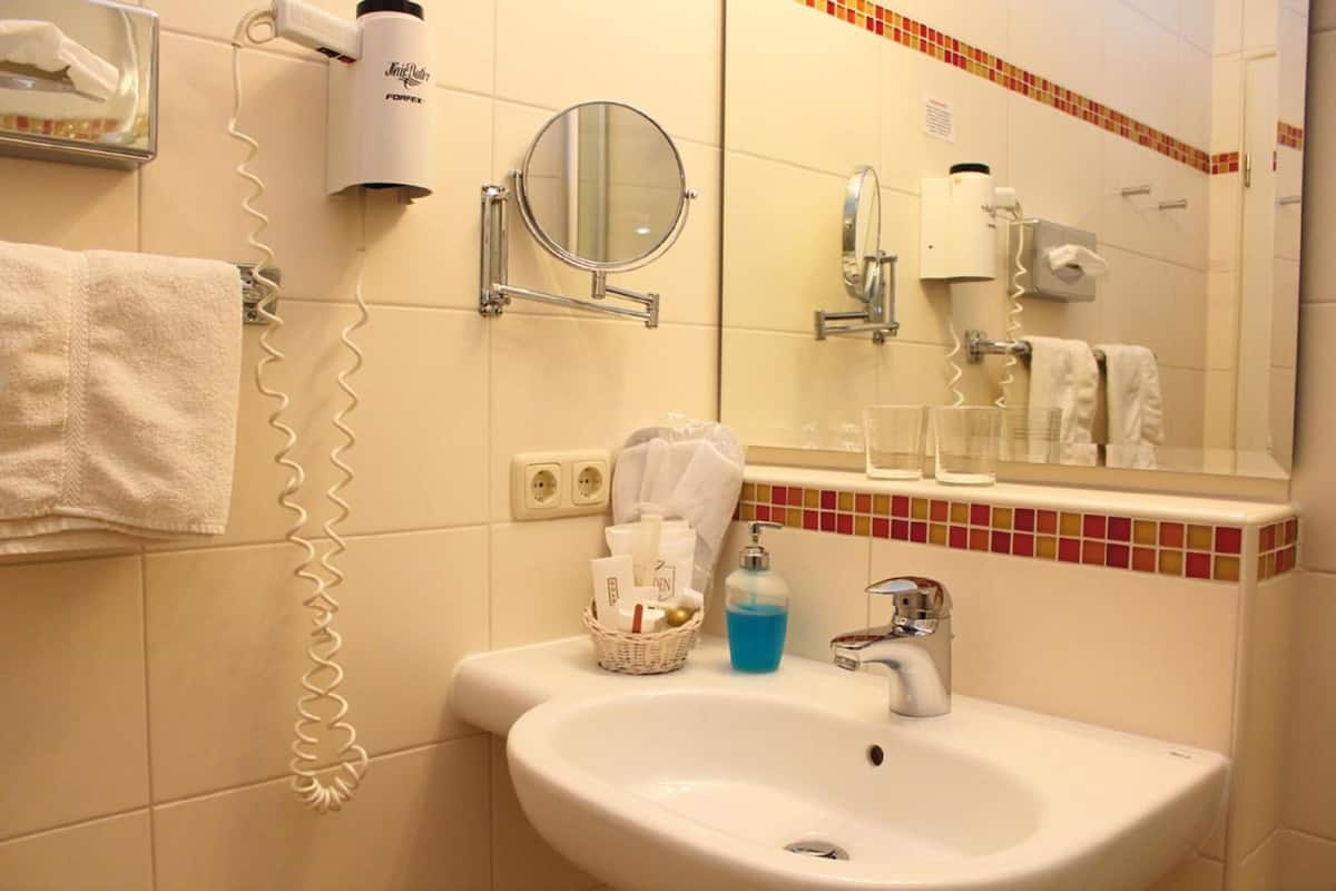 shower, free toiletries, towels