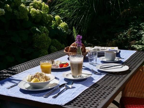 包含每日自助早餐