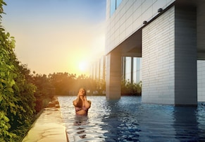 Una piscina al aire libre