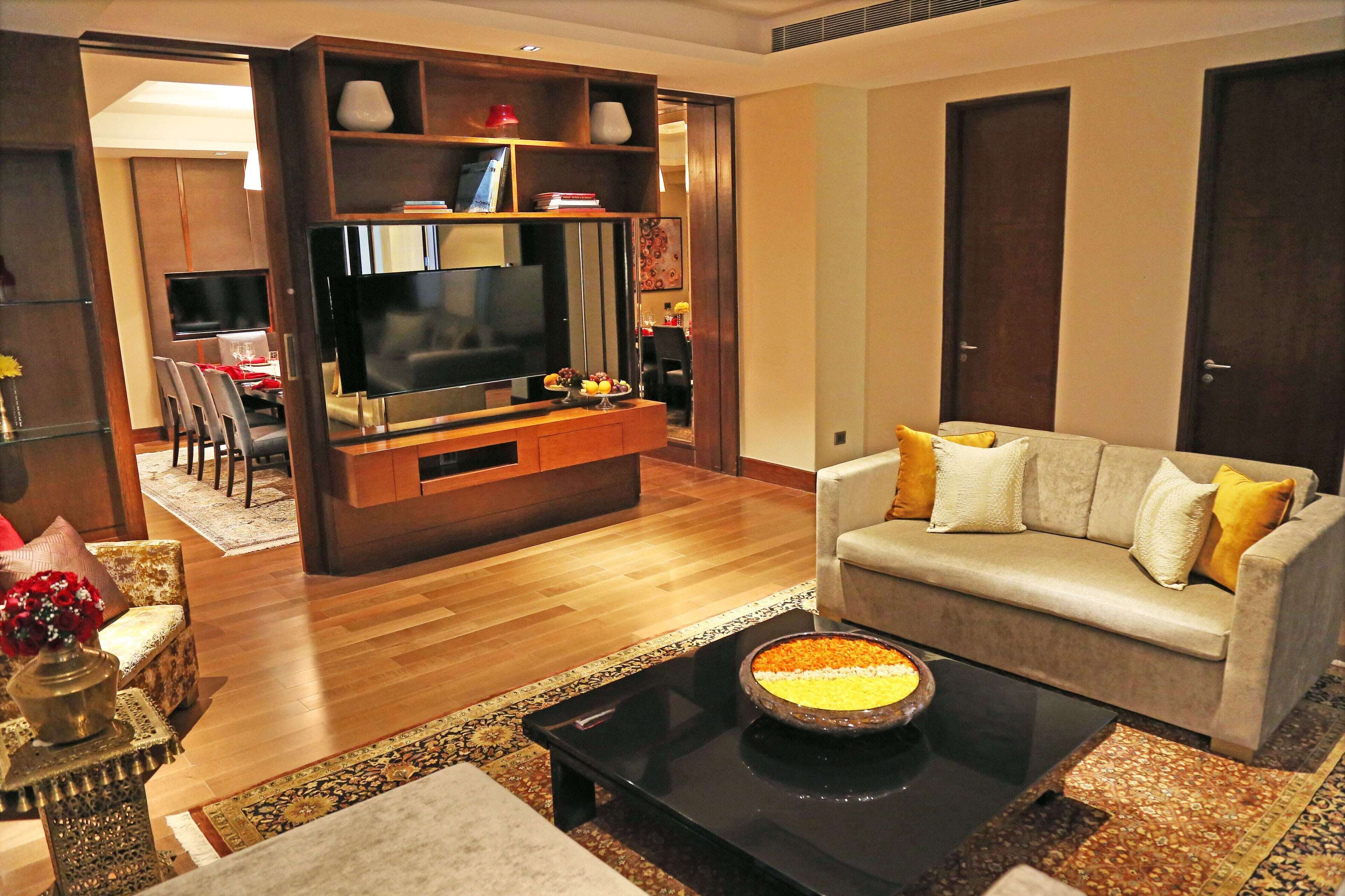 Ein modernes Wohnzimmer mit Flachbildfernseher, einer Couch und einem Couchtisch.