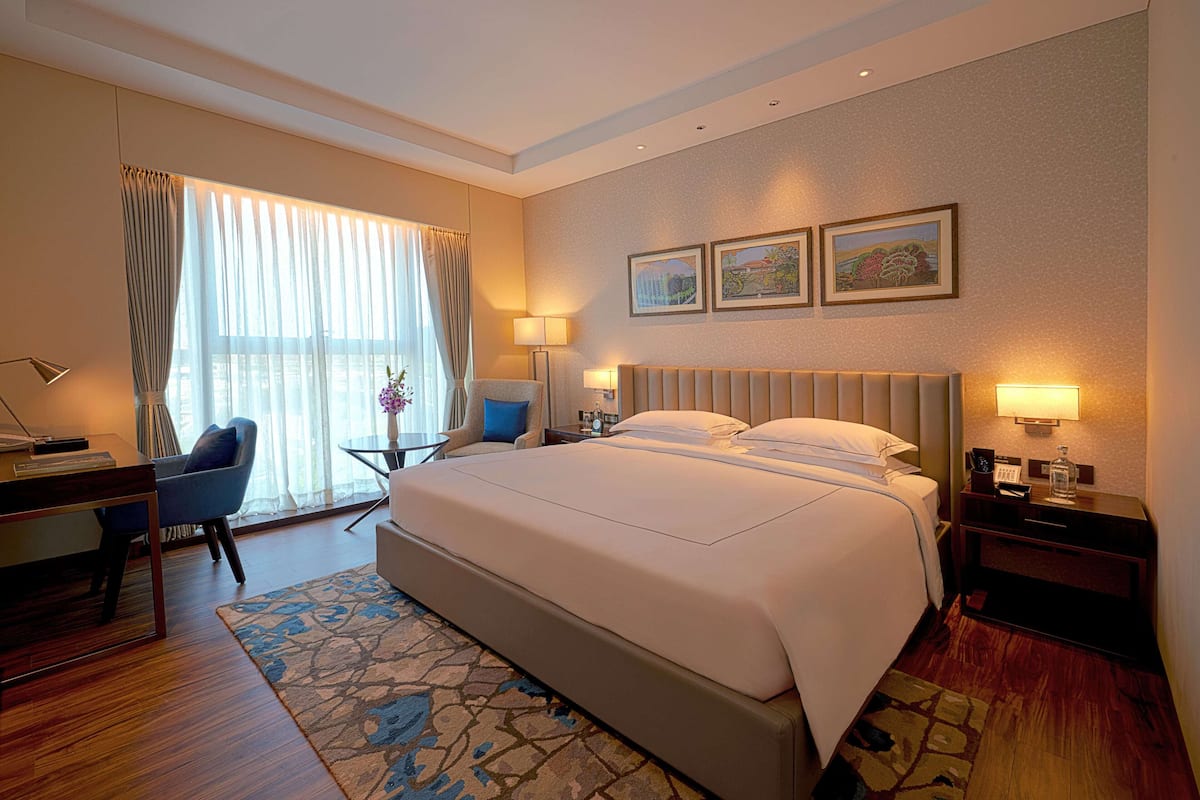 Deluxe Room, 1 King Bed | Minibar, in-room safe, desk, blackout curtains