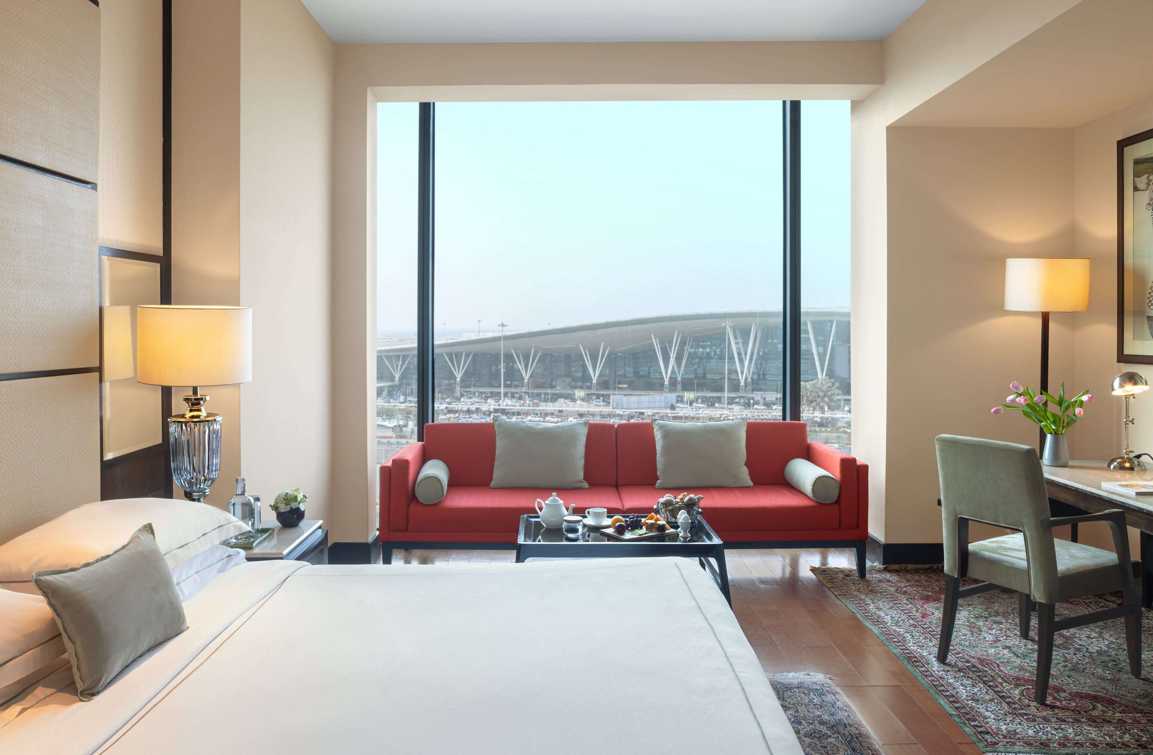 club room, 1 king bed | minibar, in-room safe, desk, blackout curtains