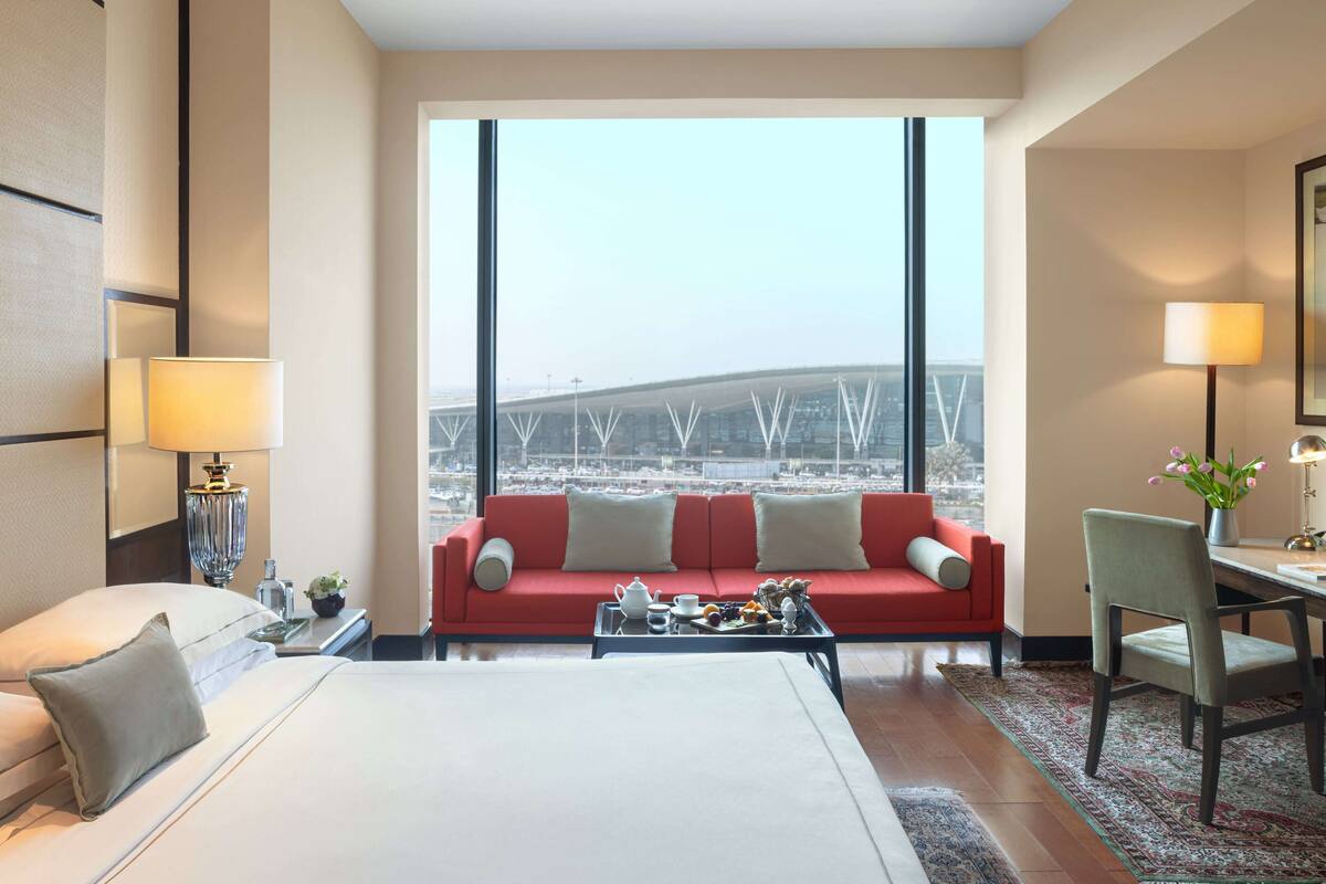 club room, 1 king bed | minibar, in-room safe, desk, blackout curtains